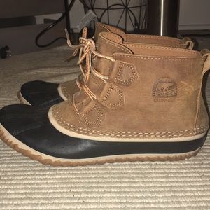 Sorel women’s Out n about leather booties